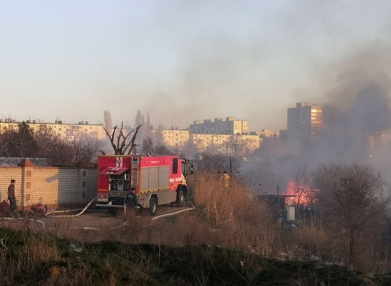 В Волгограде больше двух часов тушили загоревшуюся траву в овраге